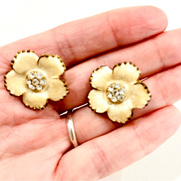 Vintage Gold Tone Poppy Flower w/ Pave Rhinestone Center Clip On Stud Earrings - Picture 4 of 10